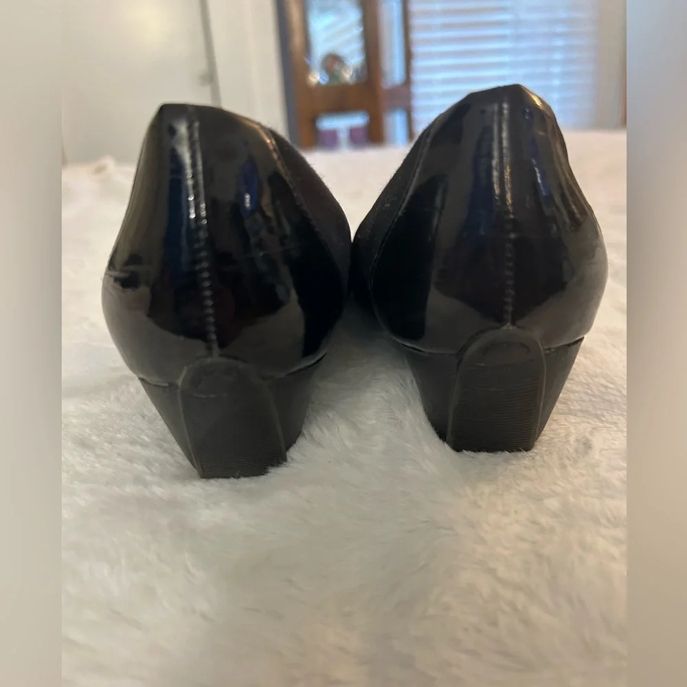 Joan & David Wedge Pumps Black low heel 8.5